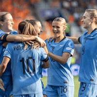 De Oranje Leeuwinnen vieren een doelpunt