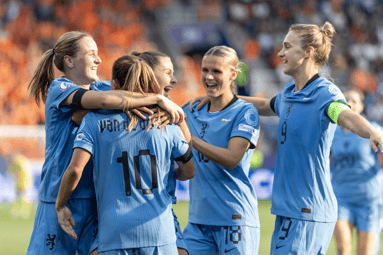 De Oranje Leeuwinnen vieren een doelpunt