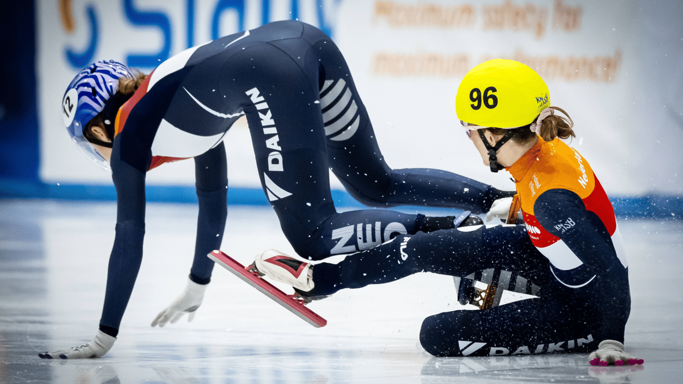 Zoë Deltrap gaat onderuit tijdens het NK Shorttrack