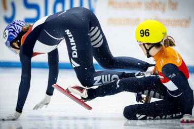 Zoë Deltrap gaat onderuit tijdens het NK Shorttrack