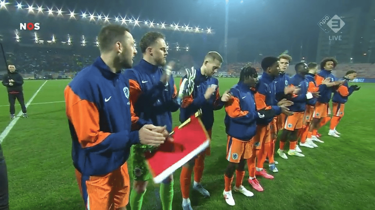 Het Wilhelmus klinkt tijdens Bosnië - Nederland