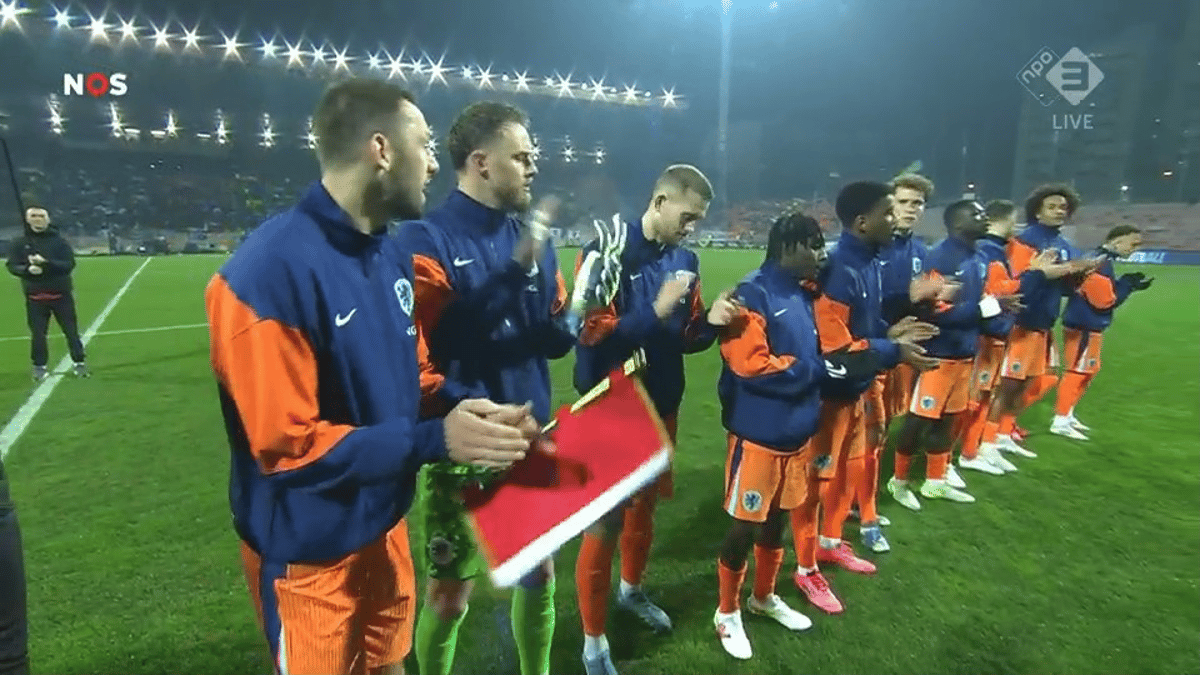 Het Wilhelmus klinkt tijdens Bosnië - Nederland