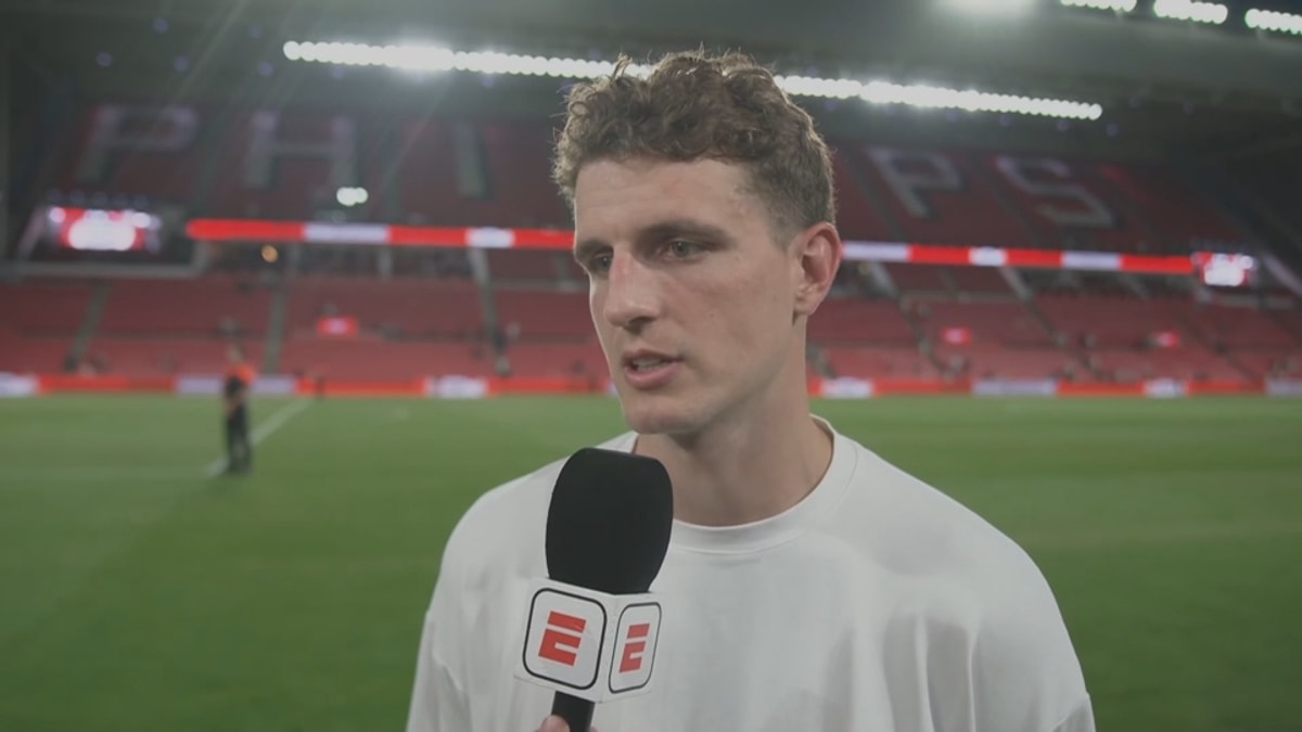 Guus Til voor de camera van ESPN