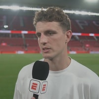 Guus Til voor de camera van ESPN