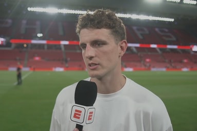 Guus Til voor de camera van ESPN