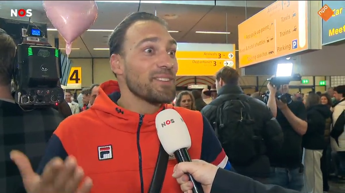 Kjeld Nuis voor de camera van de NOS