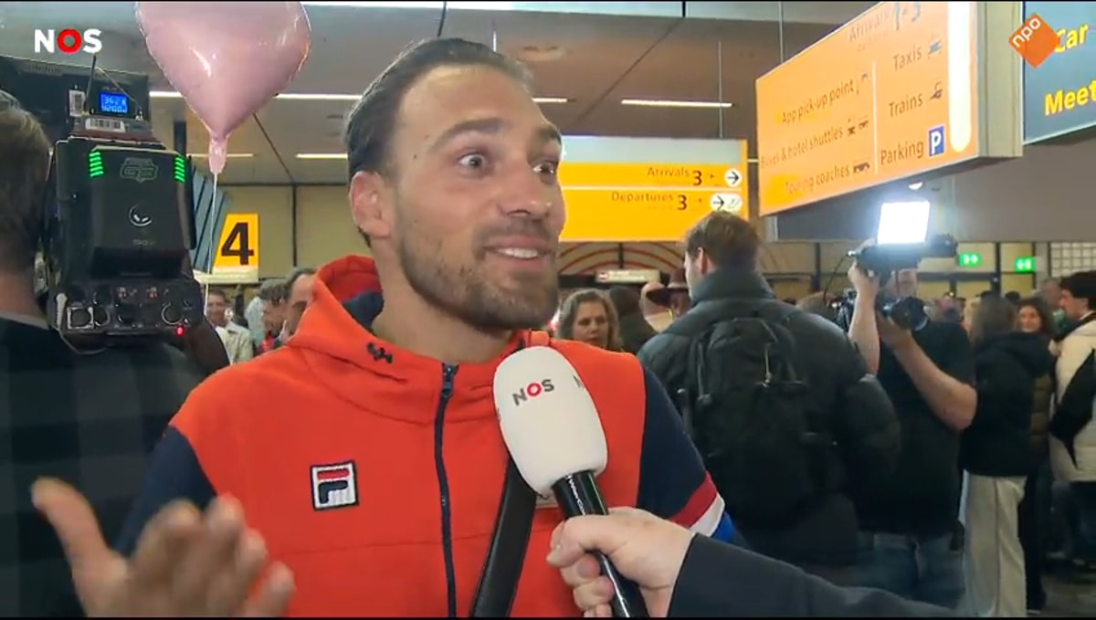 Kjeld Nuis voor de camera van de NOS