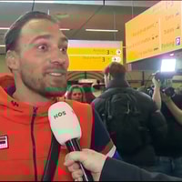 Kjeld Nuis voor de camera van de NOS