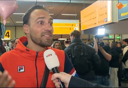 Kjeld Nuis voor de camera van de NOS