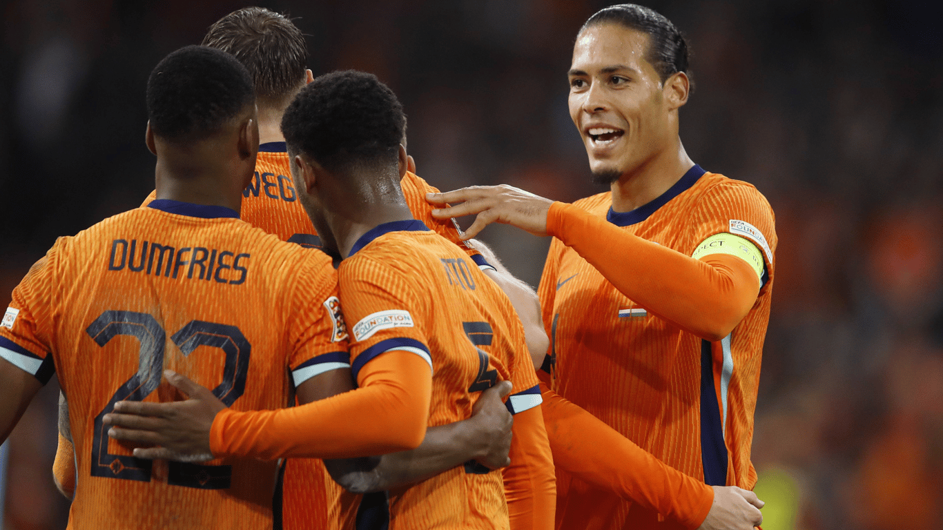 Het Nederlands elftal viert een treffer tegen Hongarije