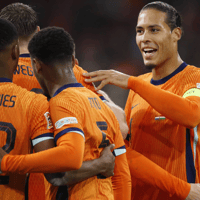 Het Nederlands elftal viert een treffer tegen Hongarije