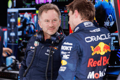 Christian Horner in gesprek met Max Verstappen