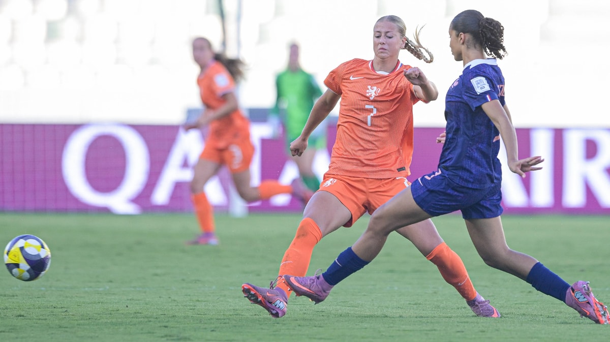 Liv Pennock in actie voor Oranje O17