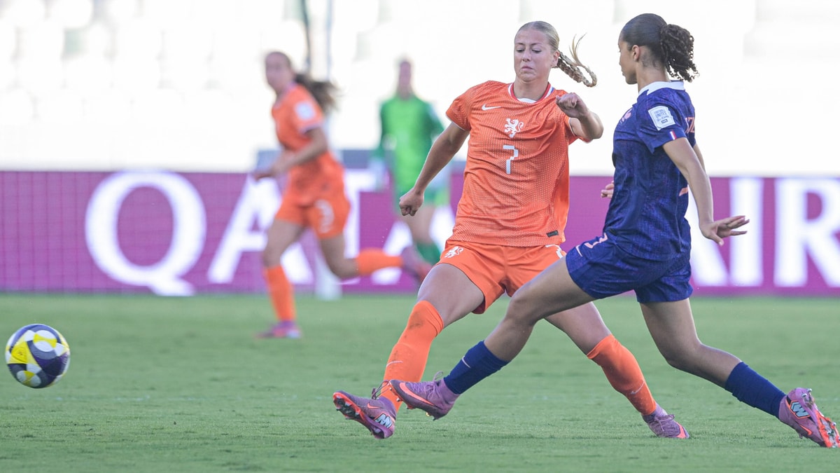 Liv Pennock in actie voor Oranje O17