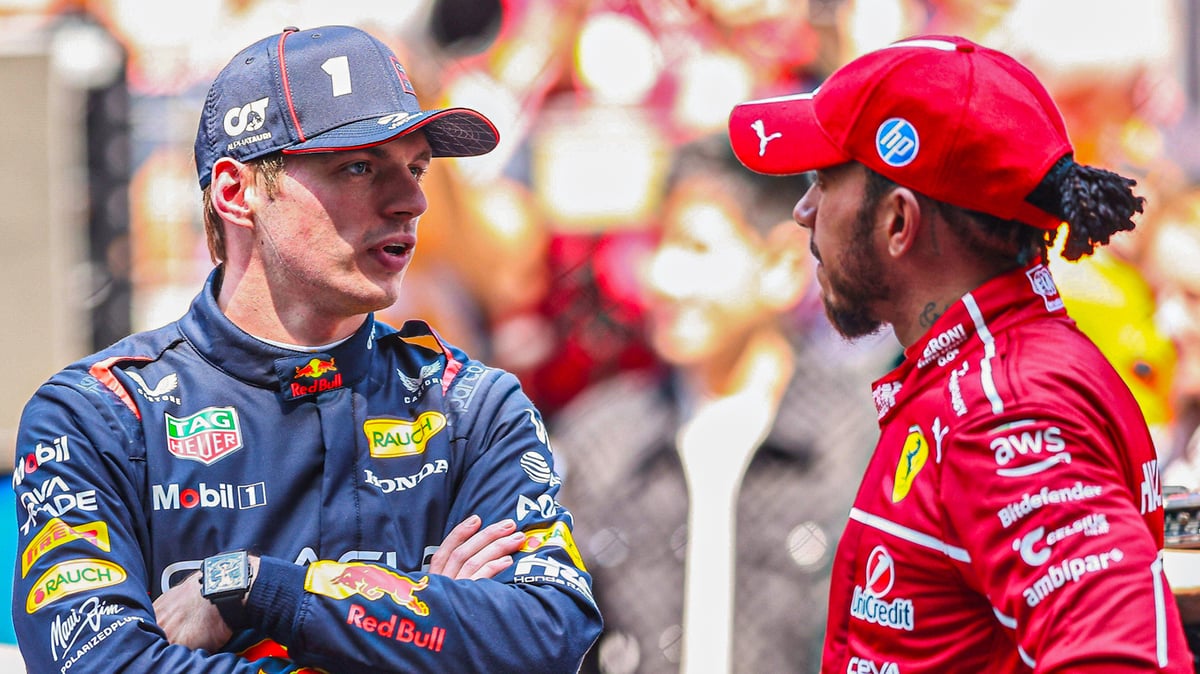 Max Verstappen in gesprek met Hamilton
