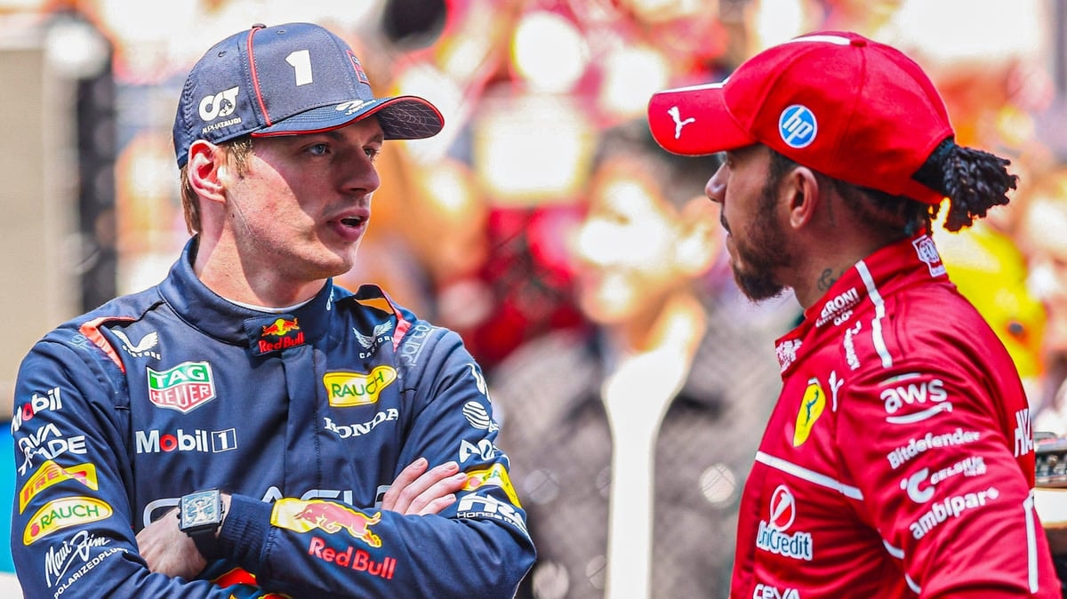Max Verstappen in gesprek met Hamilton