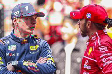 Max Verstappen in gesprek met Hamilton