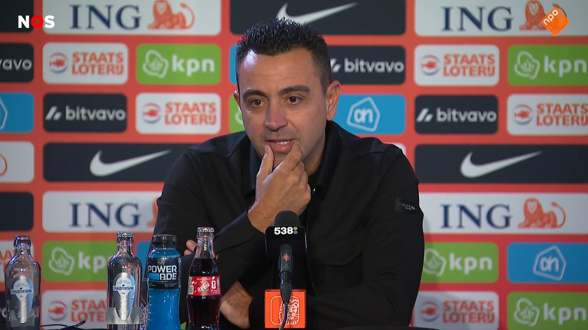 Xavi Hernández tijdens een persconferentie