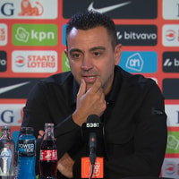 Xavi Hernández tijdens een persconferentie