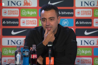 Xavi Hernández tijdens een persconferentie