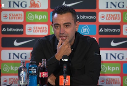 Xavi Hernández tijdens een persconferentie