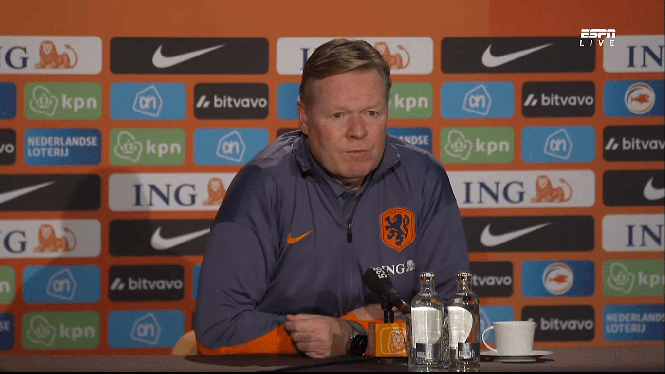 Bondscoach Ronald Koeman tijdens de persconferentie van Oranje