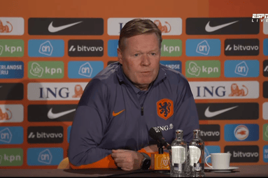 Bondscoach Ronald Koeman tijdens de persconferentie van Oranje