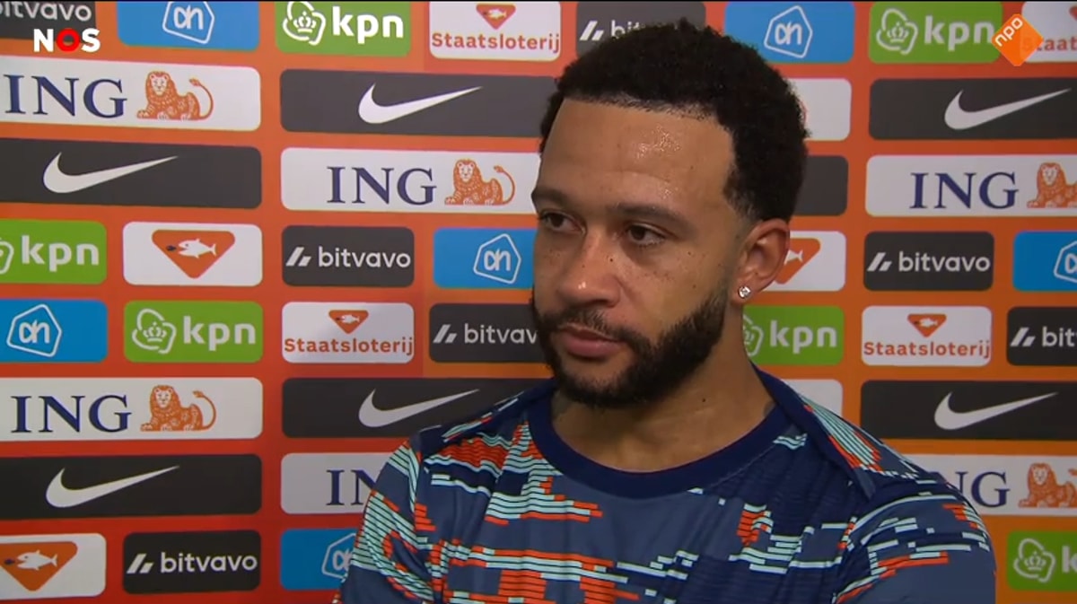 Memphis Depay voor de camera van de NOS