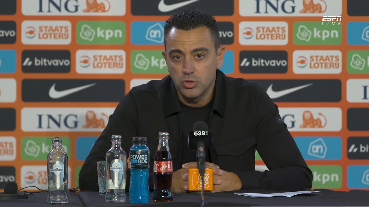 Xavi Hernández tijdens een persconferentie