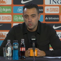 Xavi Hernández tijdens een persconferentie