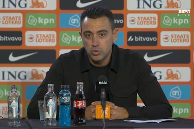 Xavi Hernández tijdens een persconferentie