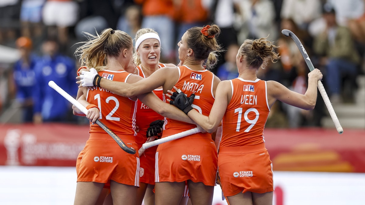 Nederland viert de 1-0 van Yibbi Jansen tegen Argentinië in de WK-finale