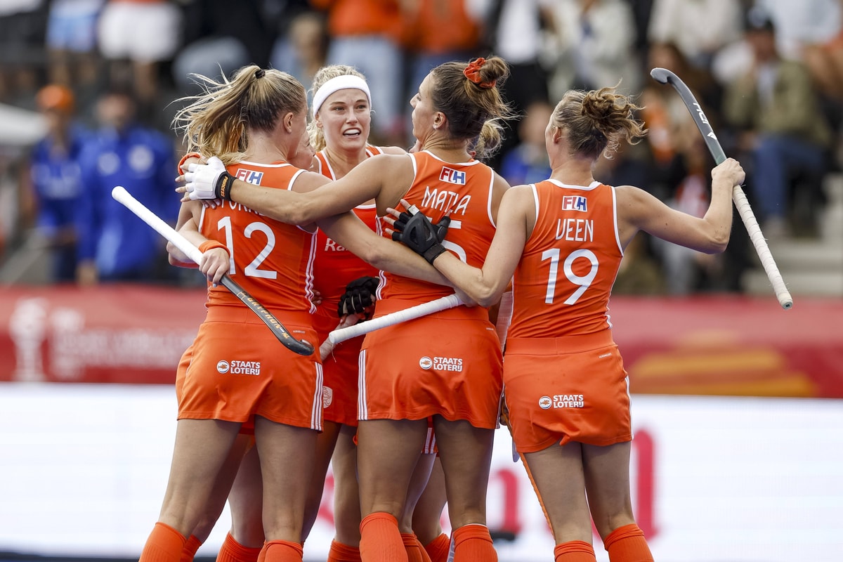 Nederland viert de 1-0 van Yibbi Jansen tegen Argentinië in de WK-finale