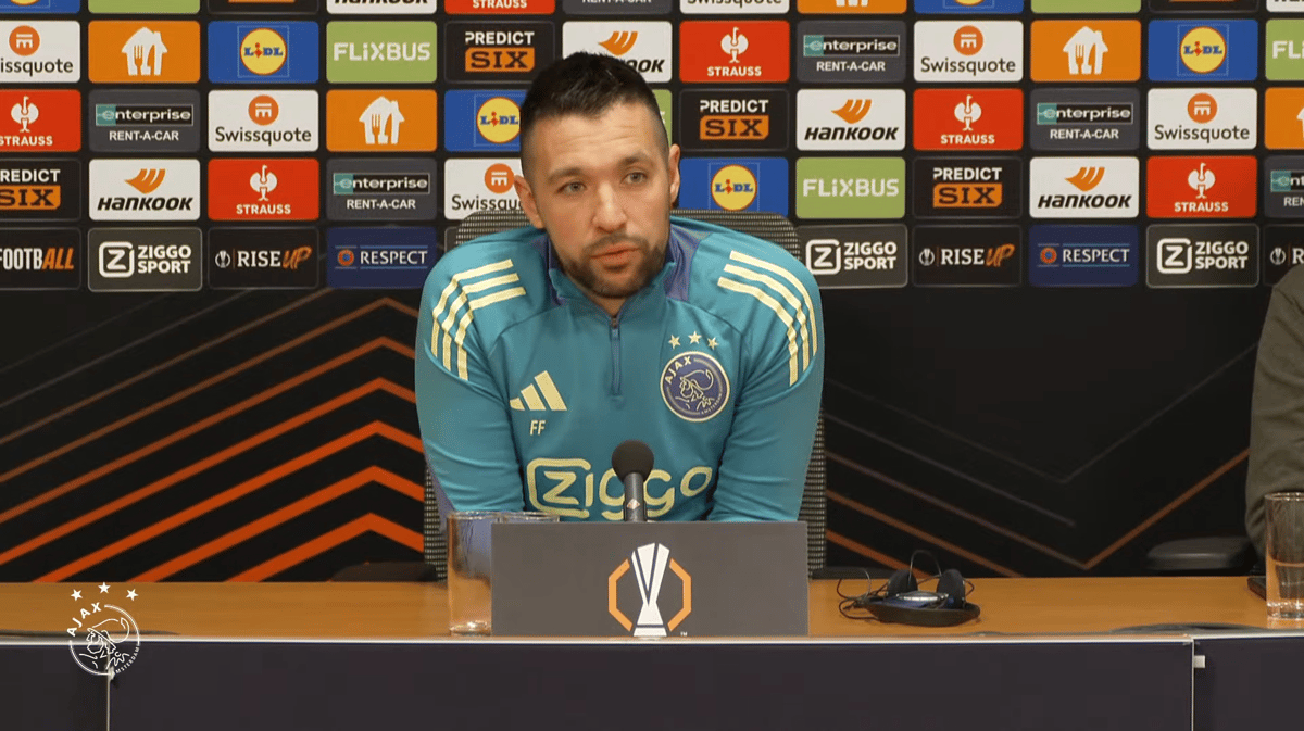 Francesco Farioli tijdens de persconferentie van Ajax