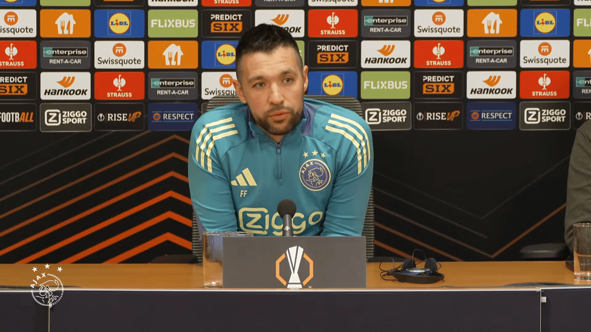 Francesco Farioli tijdens de persconferentie van Ajax