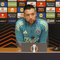 Francesco Farioli tijdens de persconferentie van Ajax