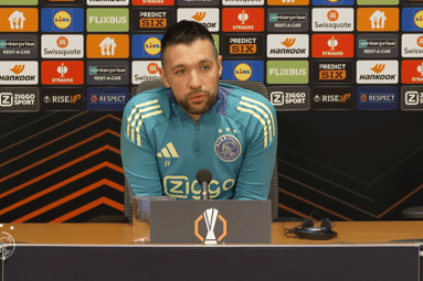 Francesco Farioli tijdens de persconferentie van Ajax