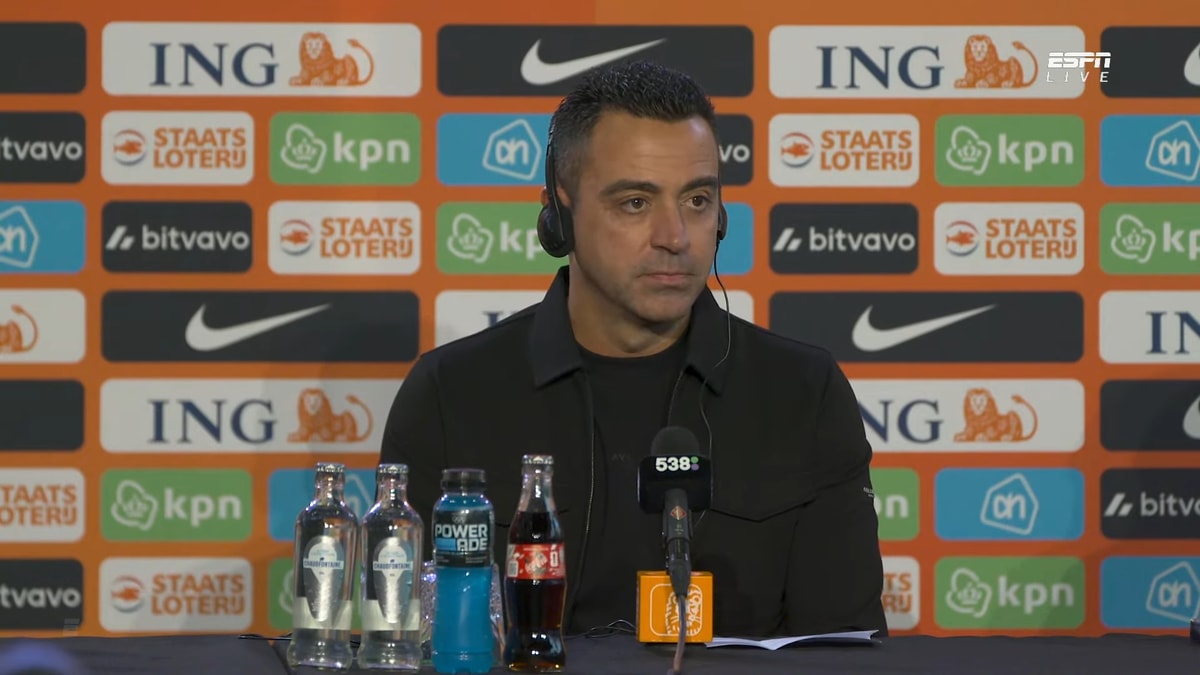 Xavi Hernández tijdens een persconferentie