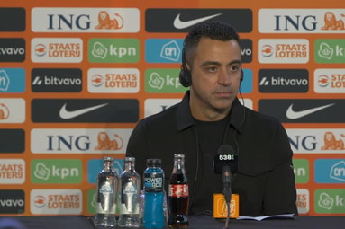 Xavi Hernández tijdens een persconferentie