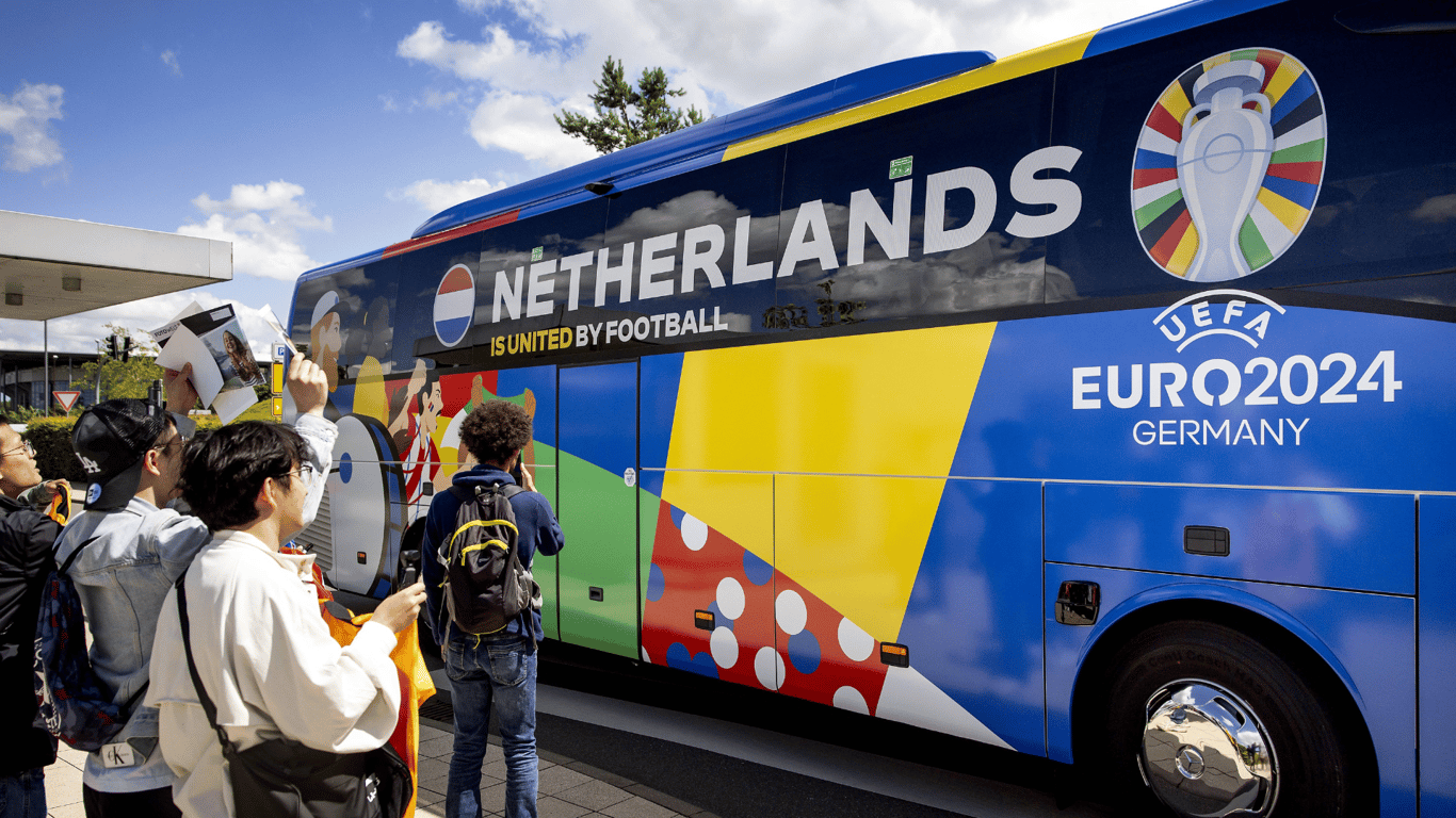 De spelersbus van het Nederlands elftal op het EK in Duitsland