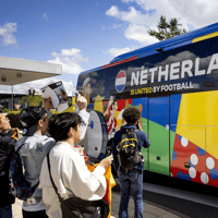 De spelersbus van het Nederlands elftal op het EK in Duitsland