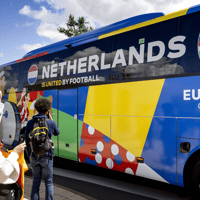 De spelersbus van het Nederlands elftal op het EK in Duitsland