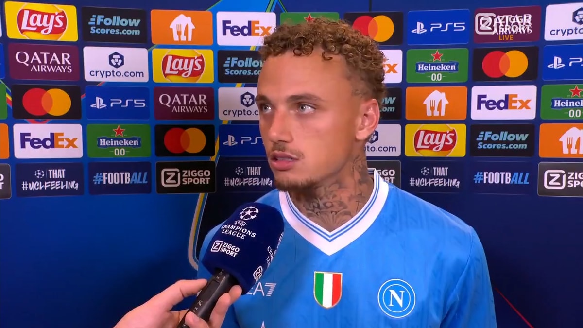 Noa Lang voor de camera van Ziggo Sport