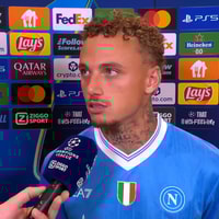 Noa Lang voor de camera van Ziggo Sport