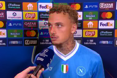 Noa Lang voor de camera van Ziggo Sport