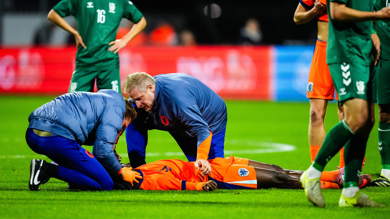 Don-Angelo Konadu wordt behandeld door de medische staf
