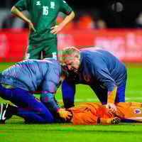 Don-Angelo Konadu wordt behandeld door de medische staf