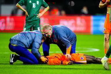 Don-Angelo Konadu wordt behandeld door de medische staf