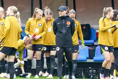 WK-kwalificatie Oranje Leeuwinnen met Frankrijk Polen Ierland en een tevreden Veurink over realistische kansen