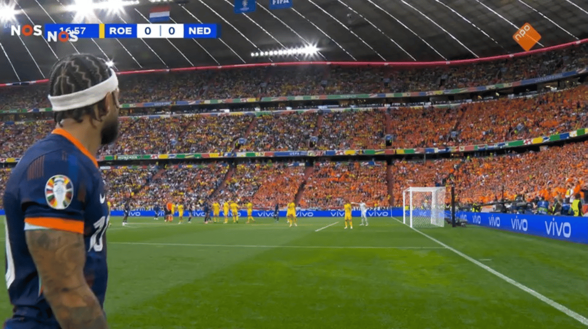 Memphis Depay gaat een hoekschop nemen tijdens Roemenië - Nederland